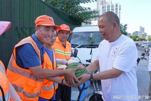 环卫工人免费吃瓜,免费吃瓜，清凉一夏  第1张